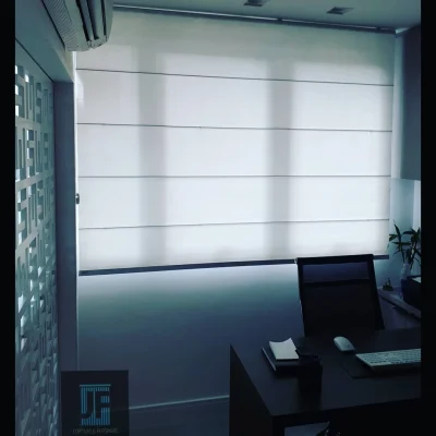 Cortina romana branca em escritório moderno com design sofisticado.