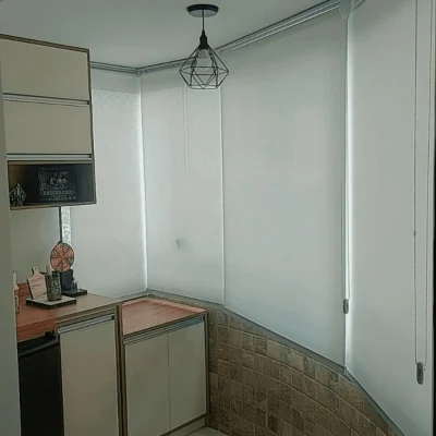 Persiana Rolô branca instalada em varanda com acabamento moderno e discreto