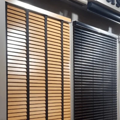 Persianas de madeira e alumínio lado a lado em ambiente decorado.